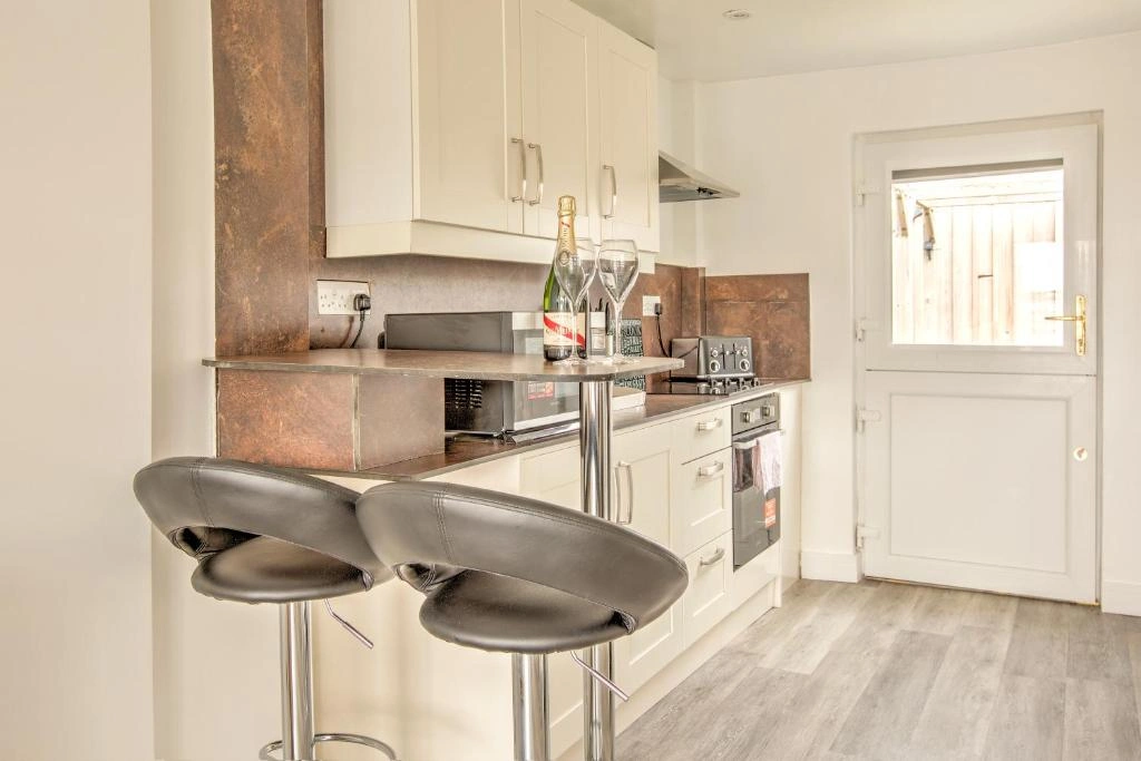Kitchen bar area of 43 The Annexe