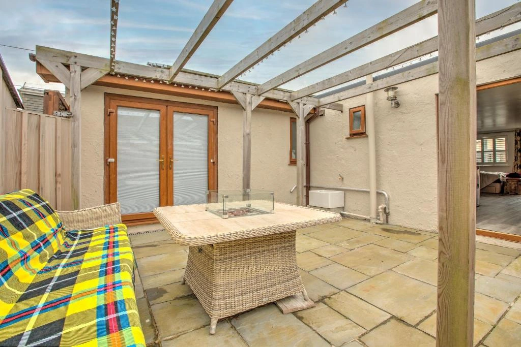 The private patio of 43 The Annexe with firepit